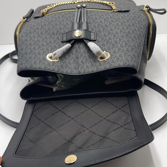 MICHAEL KORS
Jet Set Large Logo Backpack
COLOR BLACK
NWT - Picture 5 of 16